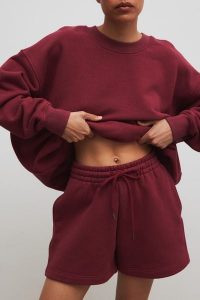 Krótkie spodenki ze sznurkiem w kolorze BURGUNDY - PROSPER. Czerwone szorty Marsala, bez wzorów, z bawełny, klasyczne. Za 249,90 zł.