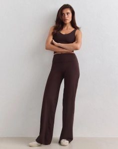 Damskie legginsy z prostą nogawką, wysoki stan, squat proof Sense czekoladowe. Brązowe legginsy AIM'N, bez wzorów, z elastanu, z podwyższonym stanem, długie. Za 347,00 zł.
