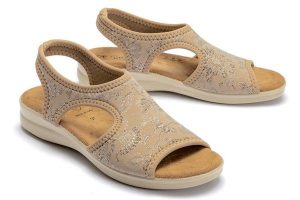 SANITAL FLEX 8056.17 beige, sandały damskie. Brązowe sandały Sanital-Flex, bez wzorów, bez obcasa, na koturnie, bez zapięcia. Za 164,90 zł.