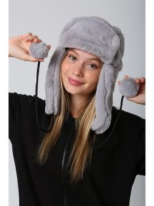Lucky Bees Czapka w kolorze jasnoszarym rozmiar: onesize. Szare czapki Lucky Bees, bez wzorów, z futra. Za 43,99 zł.