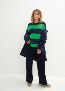 Sweter z okrągłym dekoltem, w szerokie paski. Niebieskie swetry klasyczne bonprix, bez kołnierzyka. Za 89,99 zł.