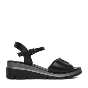 Sandały Lasocki. Czarne sandały Lasocki, bez wzorów, bez obcasa, na koturnie, bez zapięcia. Za 179,99 zł.