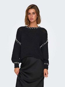 ONLY Sweter w kolorze czarnym rozmiar: XL. Czarne swetry oversize ONLY, xl, bez wzorów, ze splotem, bez ramiączek. Za 100,99 zł.