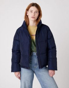 WRANGLER SHORT PUFFER DAMSKA KURTKA ZIMOWA NAVY W4Q3YJ114 112129194. Niebieskie kurtki Wrangler, na zimę, s, bez wzorów, bez kaptura. Za 269,99 zł.