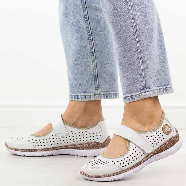 Białe skórzane półbuty damskie T.Sokolski 2922. Białe półbuty Sokolski, na jesień, bez wzorów, z jeansu, z okrągłym noskiem, bez obcasa, na płaskiej podeszwie, bez zapięcia. Za 319,00 zł.