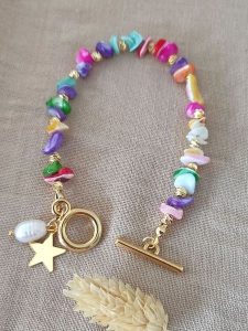 Nakkash Pozłacana bransoletka z masą perłową rozmiar: onesize. Białe bransoletki Nakkash, z perłą, pozłacane. Za 100,99 zł.