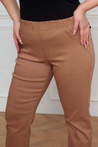 Beżowe spodnie Nilda z prostą nogawką wysoki stan PLUS SIZE XXL. Brązowe spodnie z wysokim stanem Nasi partnerzy, bez wzorów, z elastanu, z podwyższonym stanem, krótkie. Za 159,90 zł.