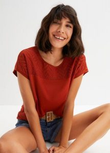 T-shirt z ażurowym haftem z miękkiej wiskozy. Czerwone t-shirty bonprix, w ażurowe wzory, z wiskozy, bez kołnierzyka, bez ramiączek. Za 94,99 zł.