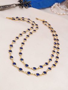 L'Atelier de Gaia Pozłacany naszyjnik z kryształami - dł. 50 cm rozmiar: onesize. Niebieskie naszyjniki L'Atelier de Gaia, z kryształem, pozłacane. Za 104,89 zł.