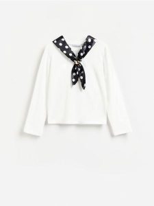 Bawełniany longsleeve z chustą - biały. Białe apaszki i chusty Reserved, bez wzorów, z bawełny. Za 99,99 zł.
