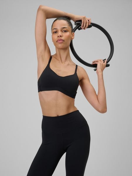 4F Biustonosz do jogi z niskim wsparciem damski - czarny XL. Czarne biustonosze 4f, bez wzorów. Za 129,99 zł.