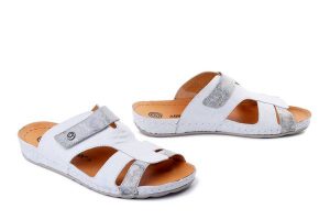 DR. BRINKMANN 700516-03 weiss, klapki damskie. Białe klapki Dr. Brinkmann, bez wzorów, ze skóry, bez obcasa. Za 263,92 zł.
