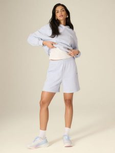 4F Spodenki dresowe damskie - niebieskie S. Niebieskie szorty 4f, bez wzorów, z dresówki, z podwyższonym stanem. Za 79,99 zł.