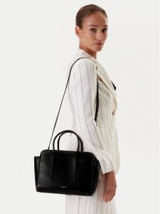 Calvin Klein Torebka Carryall Mini Leather Tote Bag LV04F3034G Czarny. Czarne torebki klasyczne Calvin Klein, bez wzorów, ze skóry, bez dodatków. Za 696,99 zł.