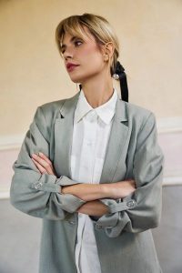 Marynarka z wiskozy i lnu oliwkowa. Zielone marynarki i żakiety MOODO, l, bez wzorów, ze lnu. Za 199,99 zł.