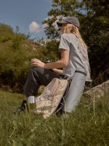 4F T-shirt loose z nadrukiem damski - szary XL. Szare t-shirty 4f, m, bez wzorów, z bawełny, bez kołnierzyka, bez ramiączek. Za 79,99 zł.