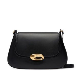 Torebka Calvin Klein. Czarne torebki klasyczne Calvin Klein, bez wzorów, bez dodatków. Za 649,99 zł.