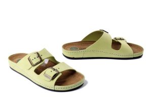 DR. BRINKMANN 700694-71 hellgrun, klapki damskie. Zielone klapki Dr. Brinkmann, bez wzorów, ze skóry, bez obcasa. Za 211,92 zł.