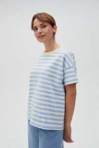 Bawełniana bluza w paski z krótkimi rękawami błękitna. Niebieskie bluzy MOODO, l, bez wzorów, z bawełny, bez kaptura. Za 79,99 zł.