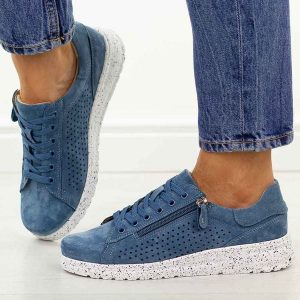 Niebieskie zamszowe skórzane półbuty damskie Jezzi 137. Niebieskie półbuty Jezzi, na jesień, w ażurowe wzory, z jeansu, bez obcasa, na płaskiej podeszwie, bez zapięcia. Za 239,00 zł.