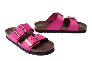 DR. BRINKMANN 700686-43 pink, klapki damskie. Czerwone klapki Dr. Brinkmann, bez wzorów, ze skóry, bez obcasa. Za 349,90 zł.