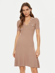 Guess Sukienka dzianinowa W5RK18 Z2U00 Beżowy Regular Fit. Brązowe kombinezony Guess, m, z aplikacjami, z dzianiny, bez kołnierzyka, bez ramiączek. Za 279,99 zł.