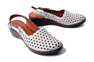 ARTIKER RELAKS 56C0065 white, sandały damskie. Białe sandały Artiker Relaks, bez wzorów, bez obcasa, bez zapięcia. Za 181,93 zł.