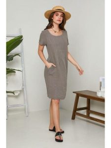 Le Monde du Lin Lniana sukienka w kolorze szarobrązowym rozmiar: 34/36. Brązowe sukienki Le Monde du Lin, bez wzorów, ze lnu, bez kołnierzyka, bez ramiączek, midi. Za 152,99 zł.