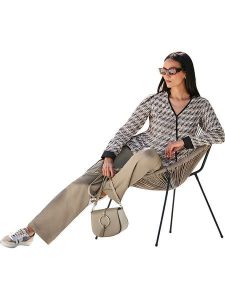 Heine Bluzka w kolorze beżowym rozmiar: 42. Brązowe bluzki Heine, bez wzorów, z wiskozy, bez kołnierzyka, bez ramiączek. Za 61,45 zł.