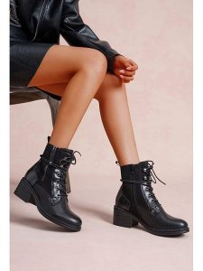 Foreverfolie Botki w kolorze czarnym rozmiar: 37. Czarne botki Foreverfolie, bez wzorów, bez obcasa, bez zapięcia. Za 152,99 zł.