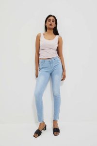 Jeansy push up błękitne. Niebieskie jeansy MOODO, bez wzorów, z bawełny. W wyprzedaży za 44,99 zł.
