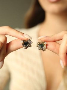 Pierres delicates Pozłacane kolczyki-wkrętki z perłami i onyksami rozmiar: onesize. Białe kolczyki Pierres delicates, z onyksem, pozłacane. Za 39,99 zł.