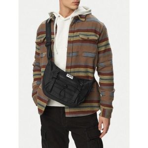 Torebka Billabong. Czarne listonoszki Billabong, bez wzorów, bez dodatków. Za 59,99 zł.