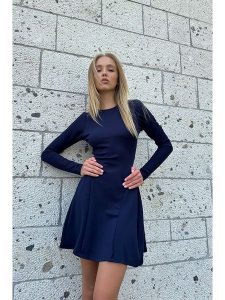 Happiness Istanbul Sukienka w kolorze granatowym rozmiar: L. Niebieskie sukienki Happiness Istanbul, l, bez wzorów, bez kołnierzyka, bez ramiączek, mini, rozkloszowane. Za 70,08 zł.