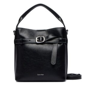 Torebka Calvin Klein. Czarne torebki klasyczne Calvin Klein, bez wzorów, bez dodatków. Za 569,99 zł.