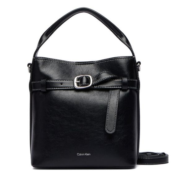 Torebka Calvin Klein. Czarne torebki klasyczne Calvin Klein, bez wzorów, bez dodatków. Za 569,99 zł.