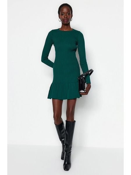 Trendyol Sukienka w kolorze zielonym rozmiar: S. Zielone sukienki Trendyol, s, bez wzorów, prążkowane, bez kołnierzyka, bez ramiączek, mini. Za 78,66 zł.