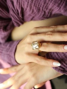 Pierres delicates Pozłacany pierścionek z masą perłową i cyrkoniami rozmiar: onesize. Białe pierścionki Pierres delicates, z cyrkonią, pozłacane. Za 30,99 zł.