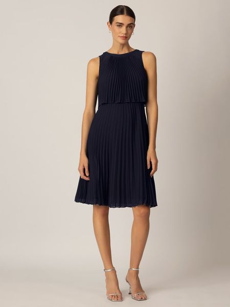 APART Sukienka w kolorze granatowym rozmiar: 46. Niebieskie sukienki Apart, bez wzorów, bez kołnierzyka, bez ramiączek, mini. Za 231,13 zł.