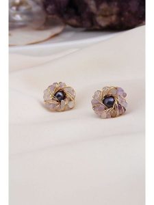 Pierres delicates Kolczyki-wkrętki z perłami w kolorze tahiti rozmiar: onesize. Różowe kolczyki Pierres delicates, z ametystem, z mosiądzu. Za 65,54 zł.