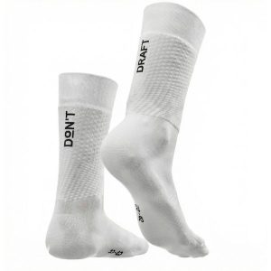 Oddychające skarpety kolarskie „Don't Draft” – Białe. Białe skarpetki C-LAB, bez wzorów. Za 117,00 zł.