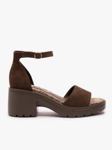 Ciemnobrązowe sandały na traperowym spodzie. Brązowe sandały Ryłko, bez wzorów, ze skóry, bez obcasa, na platformie, bez zapięcia. Za 349,99 zł.