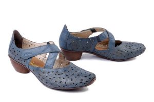 RIEKER 43773-12 blue, czółenka damskie. Niebieskie czółenka Rieker, w ażurowe wzory, bez obcasa, na obcasie, bez zapięcia. Za 339,90 zł.