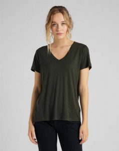 LEE V NECK TEE DAMSKI T-SHIRT SERPICO GREEN L41JENOJ 112109015. Zielone t-shirty Lee, l, bez wzorów, bez kołnierzyka, bez ramiączek. Za 69,99 zł.