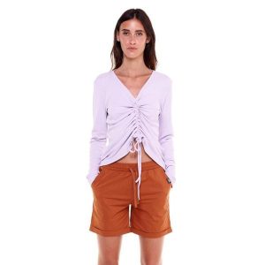 Damski, sznurowany t-shirt w odcieniach ziemi. Czerwone t-shirty LEONE 1947 APPAREL, l, bez wzorów, z tkaniny, bez kołnierzyka, bez ramiączek. W wyprzedaży za 120,40 zł.