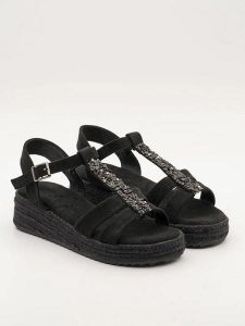 Belucci Sandały w kolorze czarnym na koturnie rozmiar: 38. Czarne sandały Belucci, bez wzorów, z otwartym noskiem, bez obcasa, na koturnie, bez zapięcia. Za 110,55 zł.