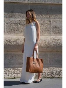 Maison héritage PARIS Skórzany shopper bag "Diccia" w kolorze karmelowym - 40 x 30 x 11 cm rozmiar: onesize. Brązowe shopper bag Maison héritage PARIS, bez wzorów, z materiału, na ramię, bez dodatków. Za 296,45 zł.