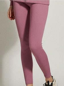 Prążkowane legginsy basic - fioletowy. Fioletowe legginsy Sinsay, bez wzorów, prążkowane. Za 39,99 zł.