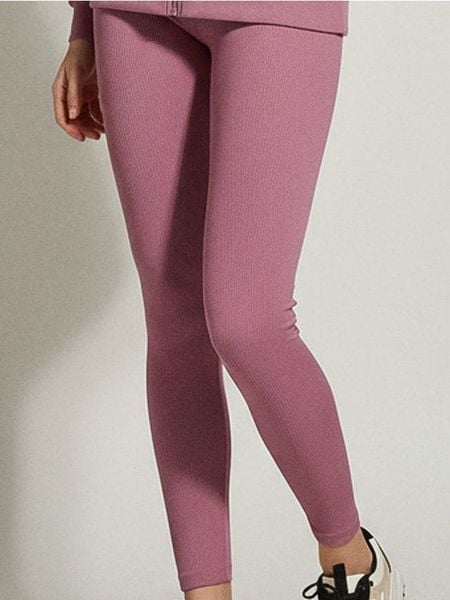 Prążkowane legginsy basic - fioletowy. Fioletowe legginsy Sinsay, bez wzorów, prążkowane. Za 39,99 zł.