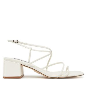 Sandały Steve Madden. Białe sandały Steve Madden, bez wzorów, bez obcasa, na słupku, bez zapięcia. Za 299,99 zł.